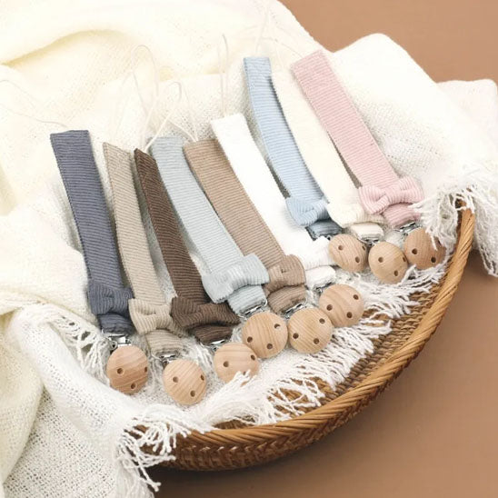 Attache tetine en bois fille et garçon et fille