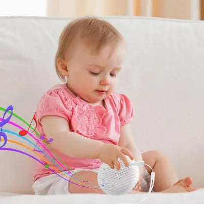 Bébé fille jouant avec Veilleuse bruit blanc