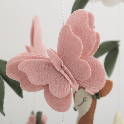 mobile pour bébé | thème nature avec biche et papillons, couleur rose