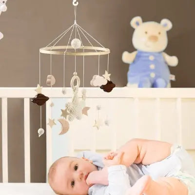 Mobile bébé étoile artisanal avec figurines célestes et support en bois naturel