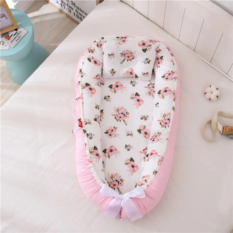 Nid bébé à fleurs roses vu de dessus, bordure rose tendre