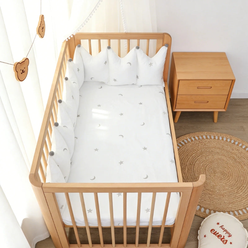 Tour de lit bébé blanc coussins en couronne avec pompons gris