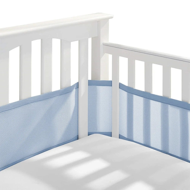 Tour de lit respirant bleu installé sur un lit bébé