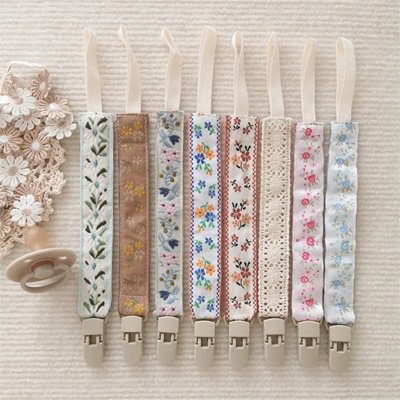 Attache tetine tissus à motifs floraux