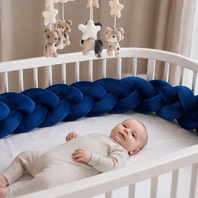 Bébé allongé avec tresse de lit bleu protectrice