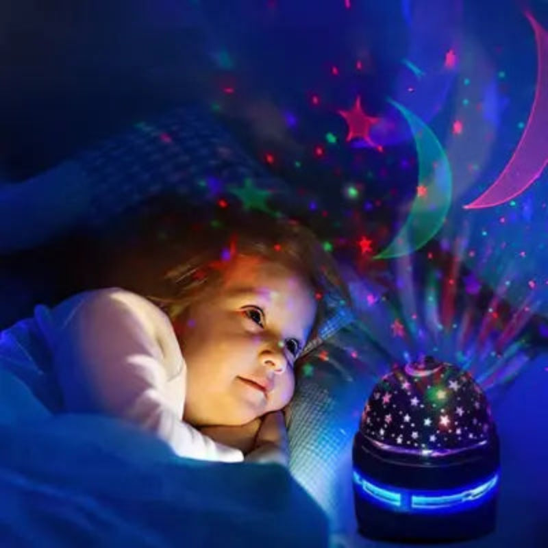 Veilleuse projecteur étoile, enfant souriant au lit sous le ciel étoilé