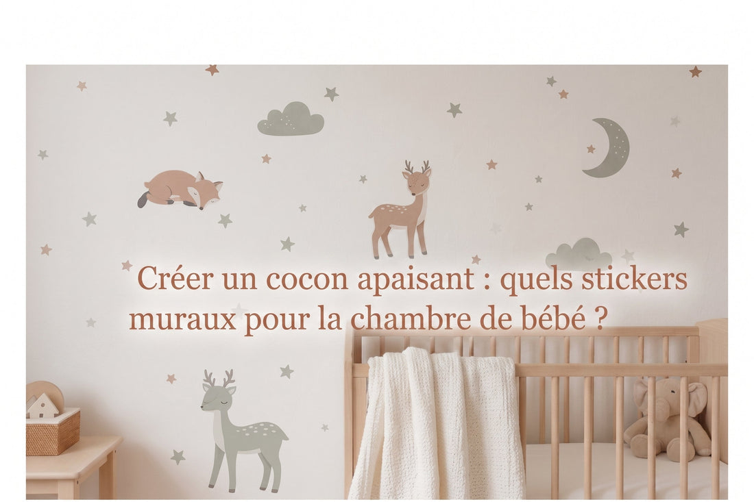 Bannière de blog montrant une chambre de bébé décorée de stickers muraux animaux au-dessus d'un lit en bois.