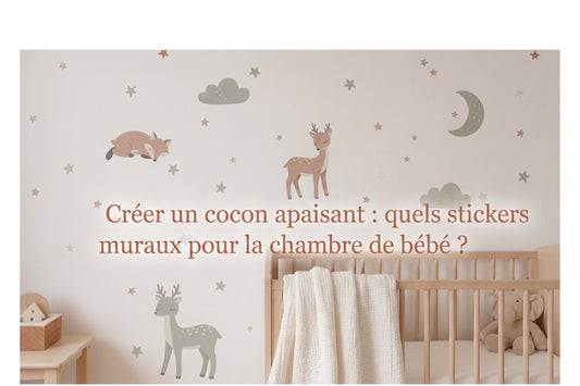 Bannière de blog montrant une chambre de bébé décorée de stickers muraux animaux au-dessus d'un lit en bois.