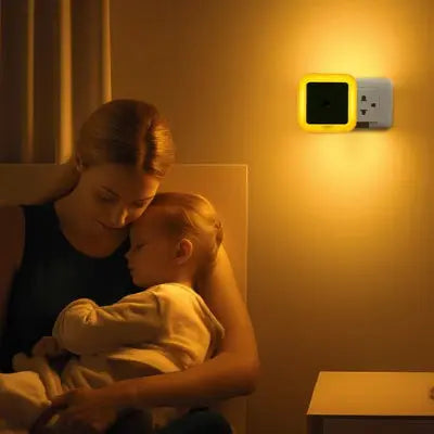 Ambiance calme et tendre entre maman   bébé avec veilleuse bébé carrée LED