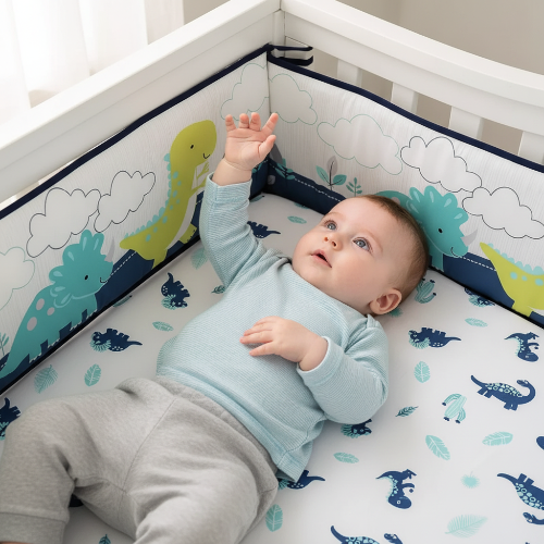 Bébé allongé touchant dinosaure tour de lit bébé garçon motif dinosaure 