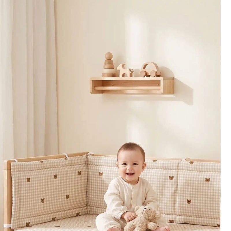 Bébé assis près d’un panneau rembourré Ourson Vichy beige