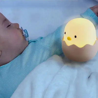 Bébé endormi avec veilleuse enfant en forme poussin 