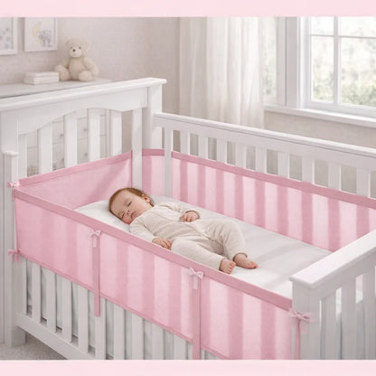 Bébé endormi dans lit avec tour de lit respirant rose 