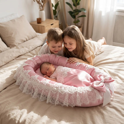 Bébé endormi dans un cocon bébé rose avec dentelle