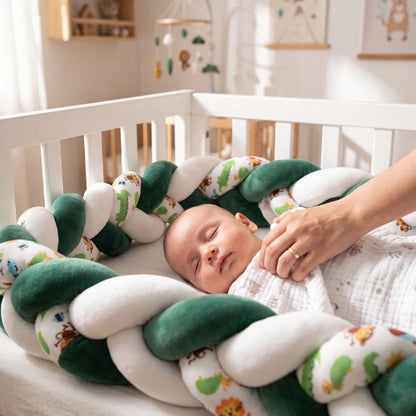 Bébé endormi en sécurité dans son berceau protégé par une tresse de lit 3m.