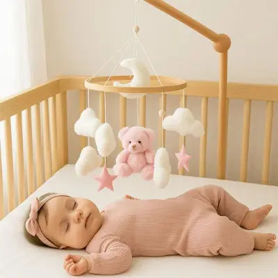 Bébé fille endormie sous un mobile pour lit bebe artisanal 