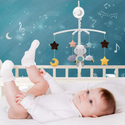 Bébé observant un mobile musical aux motifs étoilés
