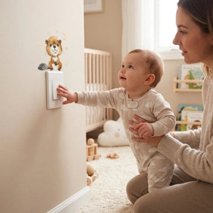 Bébé touche un sticker repositionnable chambre bébé sur l'interrupteur