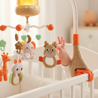 Bébé éveillé dans son lit de bébé blanc observant les peluches du mobile bébé musical et lumineux.