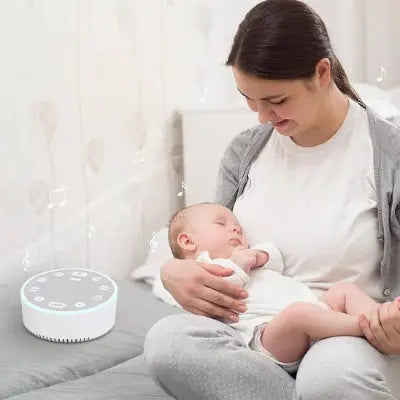 Bébé dans les dort bras de sa maman avec Veilleuse bruit blanc portable pour bébé
