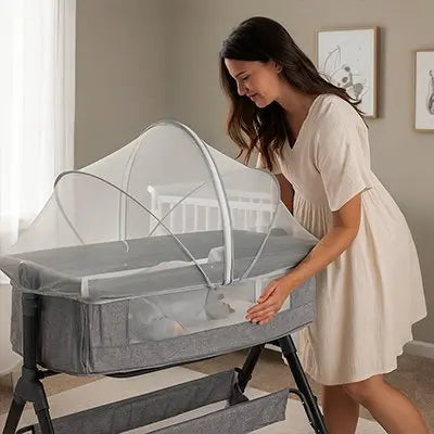 Bébé dormant dans son lit avec moustiquaire lit bébé blanc