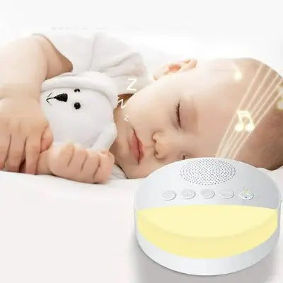 Bébé endormi paisiblement grâce à une veilleuse bruit blanc musicale pour calmer les pleurs.