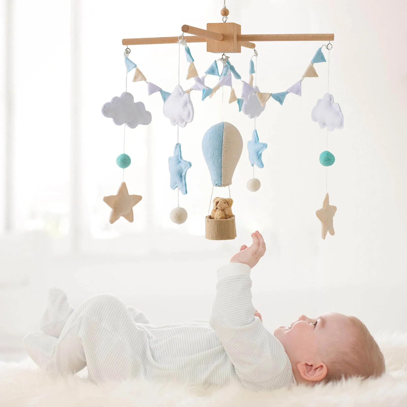 Bébé jouant avec un mobile musical bébé