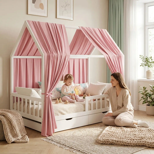 Ciel de lit cabane rose sur lit enfant avec petite fille jouant et maman assise à coté