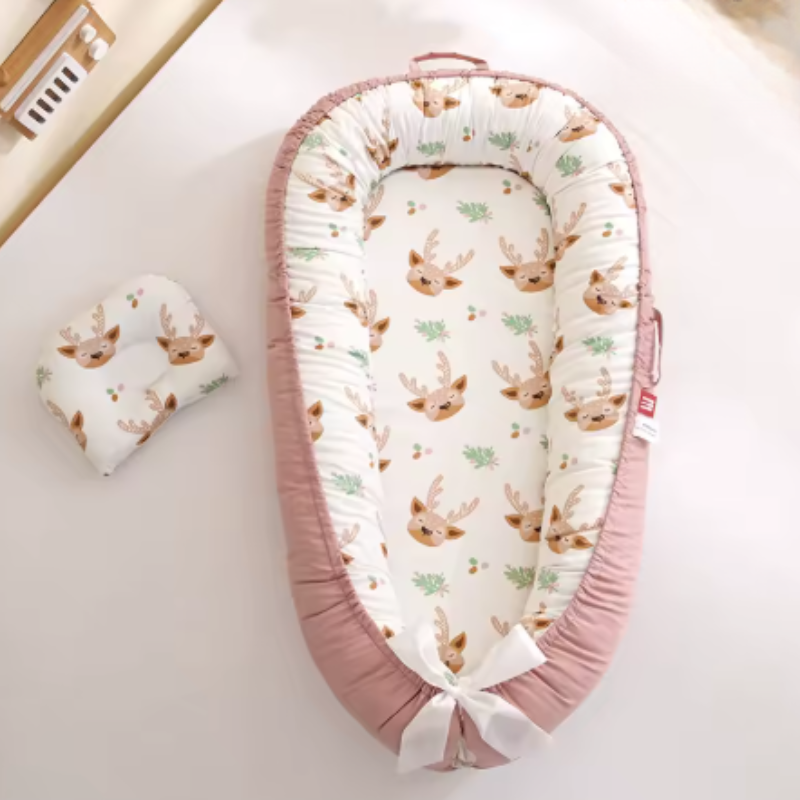 Cocon bébé rose faons et son petit coussin assorti
