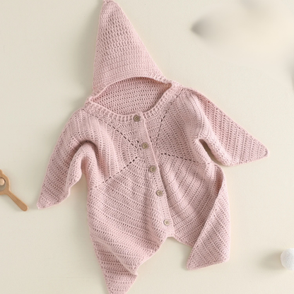 Combinaison bébé naissance rose en tricot étoile avec capuche, posée à plat