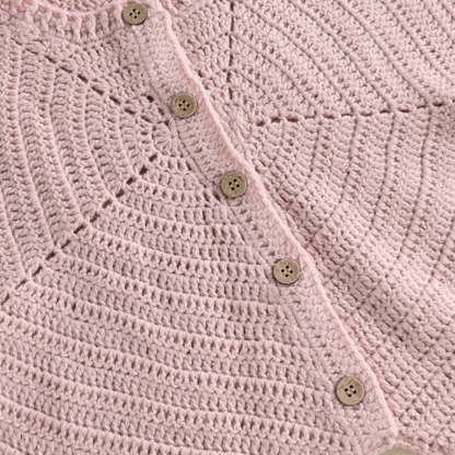 Combinaison bébé naissance rose, gros plan sur la maille tricotée et les boutons