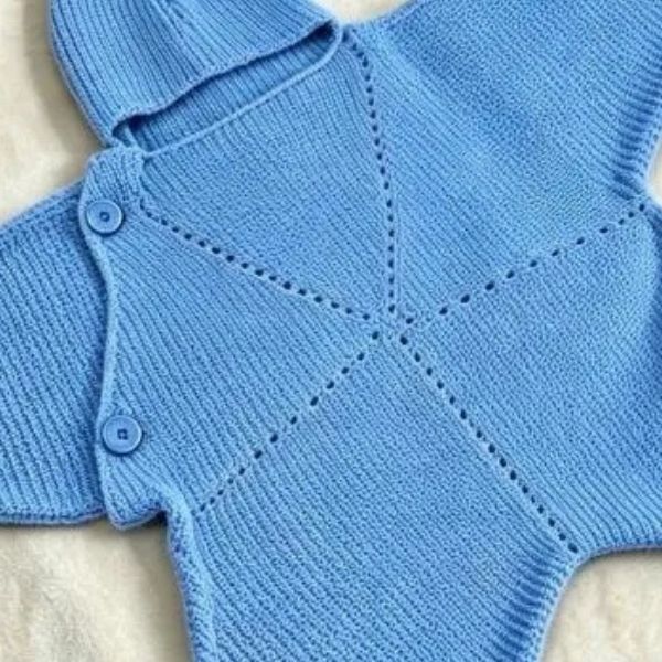 Couverture bébé étoile tricot bleu détail boutons et fermeture