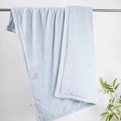 Couverture bébé polaire dépliée texture douce et légère adaptée à toutes saisons