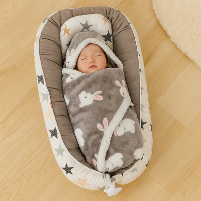 Couverture chaude bébé lapins gris sur un bébé dans son cocon