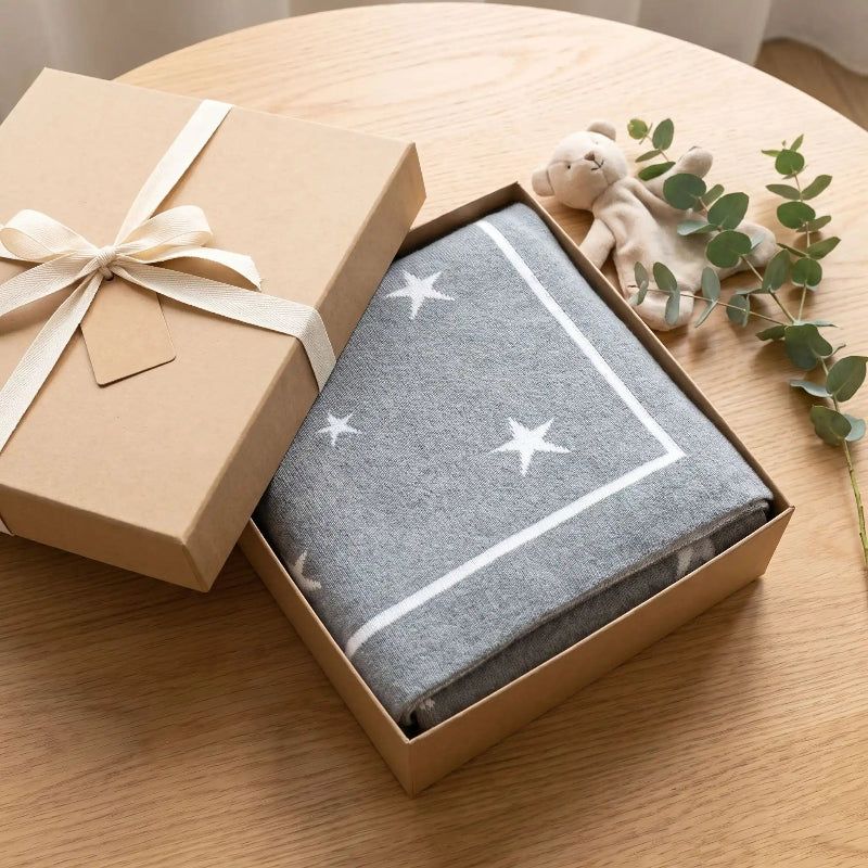 Couverture coton bébé gris clair dans une boîte cadeau de naissance