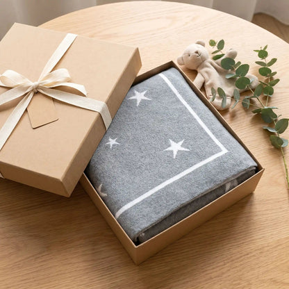 Couverture coton bébé gris clair dans une boîte cadeau de naissance