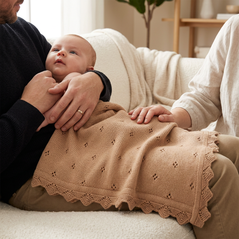 Couverture en tricot bébé camel enveloppant un bébé contre maman