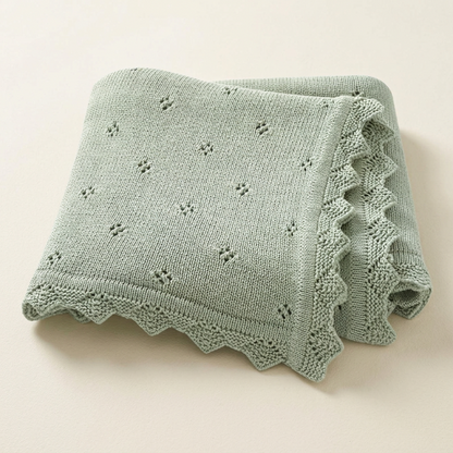 Couverture en tricot bébé vert sauge, détail de la bordure zigzag