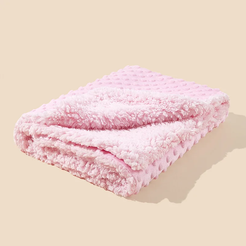 Couverture polaire pour bébé rose, côté doublure effet laine d'agneau