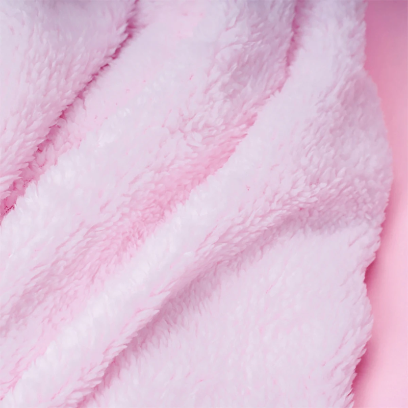 Couverture polaire pour bébé rose, gros plan de la bouclette