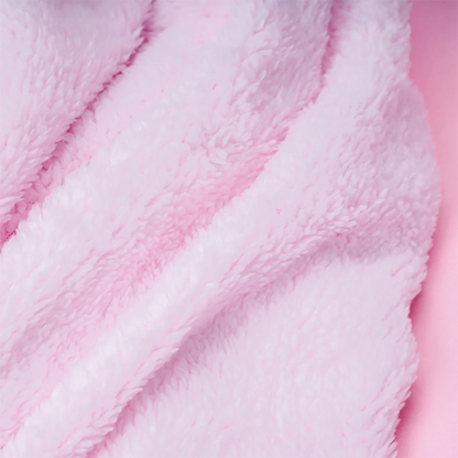 Couverture polaire pour bébé rose, gros plan de la bouclette