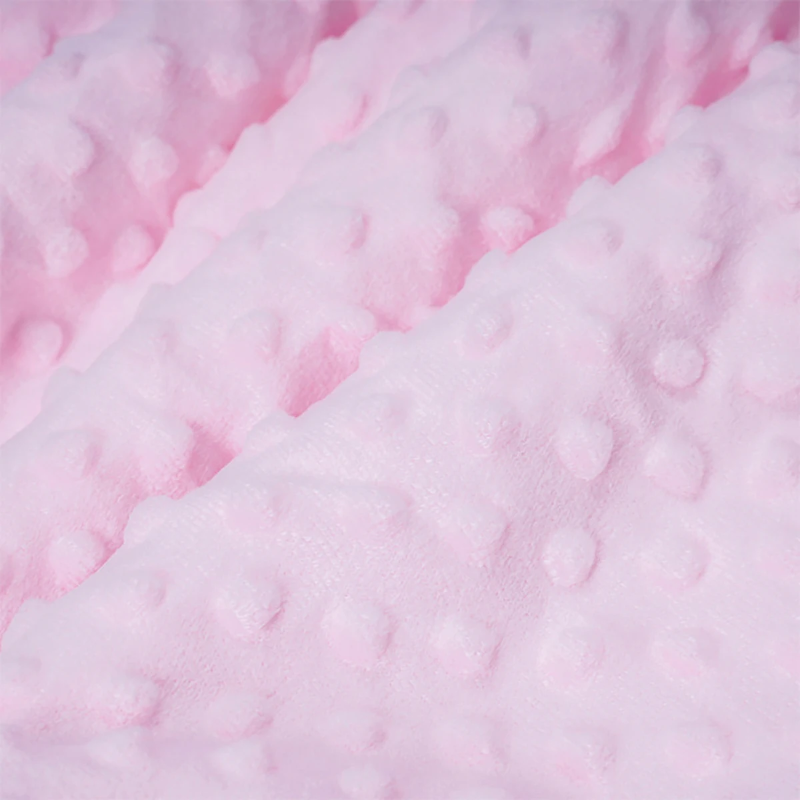 Couverture polaire pour bébé rose, gros plan du minky velouté