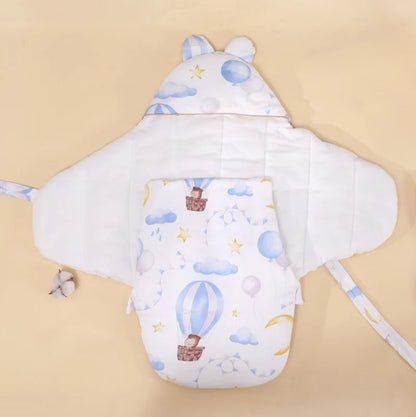 Couverture pour emmailloter bébé montgolfière ouverte, rabats et capuche
