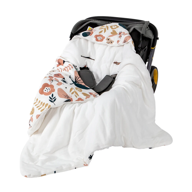 Couverture siège auto bébé motif fleurs, sur fond blanc