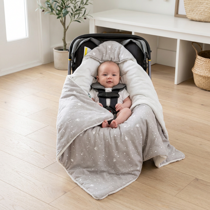 Couverture siège auto bébé motif montgolfière, bébé enveloppé dans son cosy