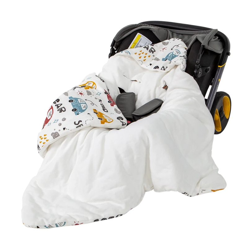 Couverture siège auto bébé motif voiture colorée, sur fond blanc