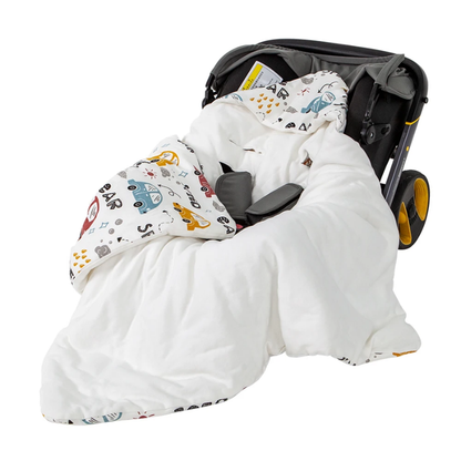Couverture siège auto bébé motif voiture colorée, sur fond blanc