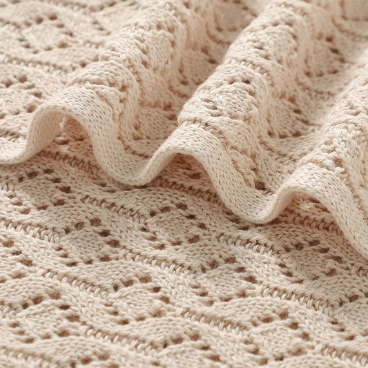 Couverture été bébé beige, détail de la maille en losanges ajourés