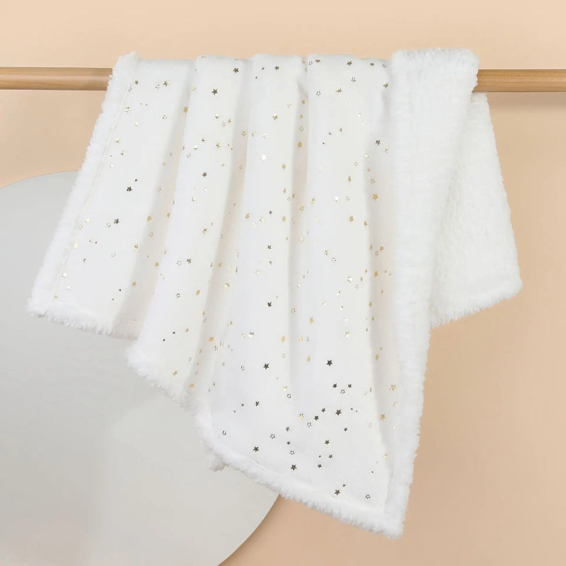 Couverture étoile pour bébé blanche en velours doux suspendue.