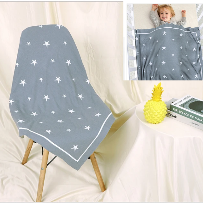 Couverture étoile pour bébé en coton bleu ciel sur une chaise